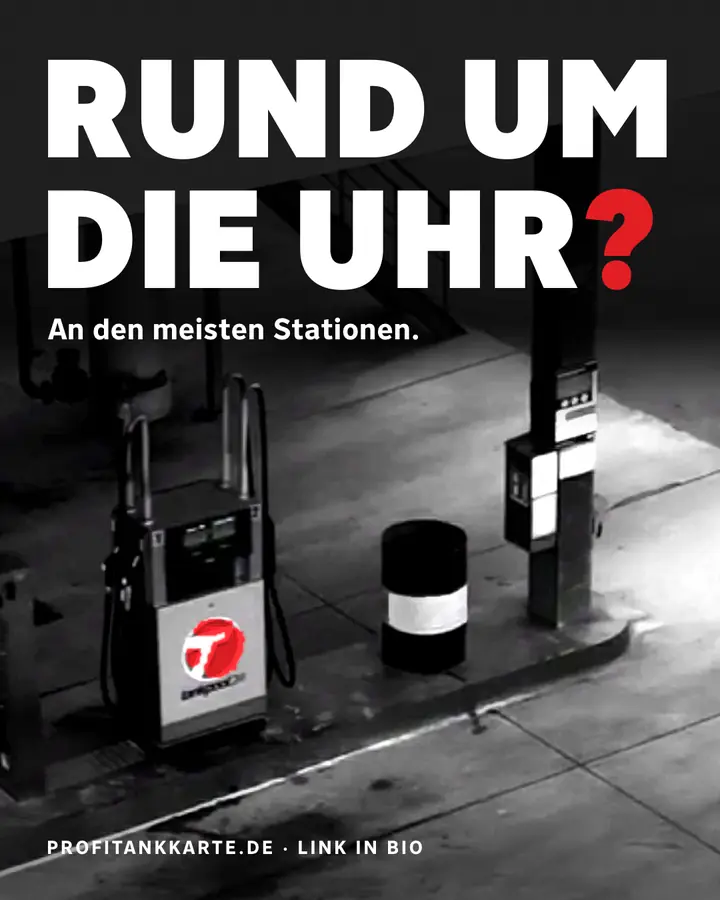 Instagram-Post: Schwarz-weißes Foto einer Tankstation bei Nacht, darüber „Rund um die Uhr?“ mit rotem Fragezeichen.